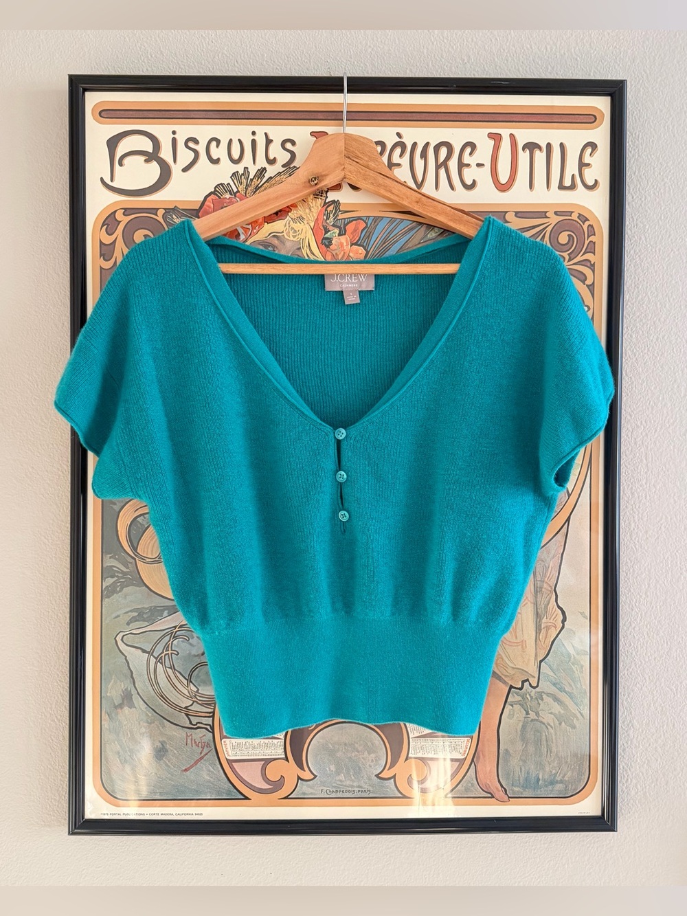 Featherweight Cashmere Blend V-neck
T-shirt in Retro Jade - S